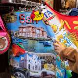 ...incuriositi dalle magliette colorate con la scritta �Bari�, dai grembiuli decorati con pasta e monumenti del capoluogo pugliese...